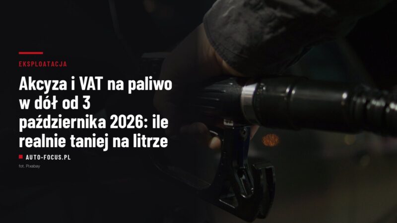 Dłoń trzymająca pistolet dystrybutora paliwa na stacji benzynowej