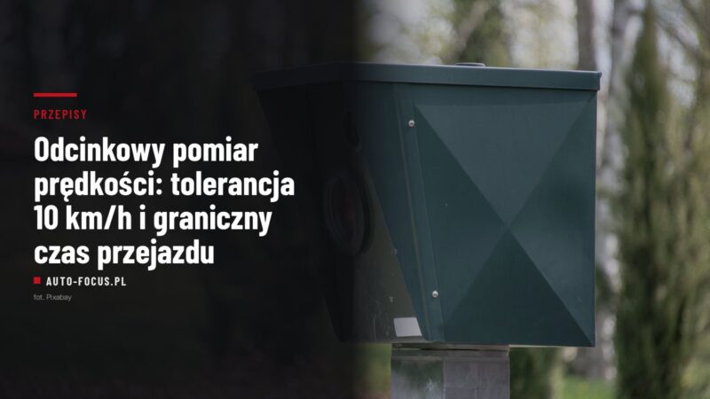 Obudowa fotoradaru na słupku przy drodze