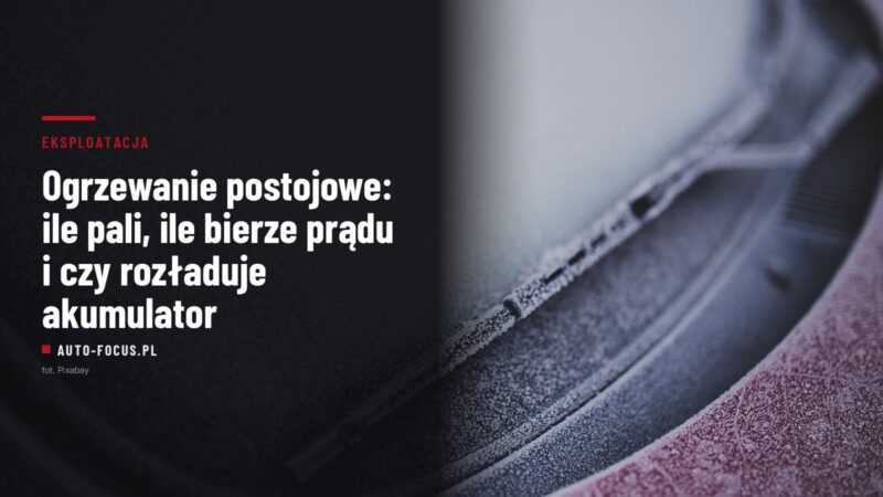 Zaszroniona wycieraczka i zamarznięta szyba samochodu w mroźny poranek