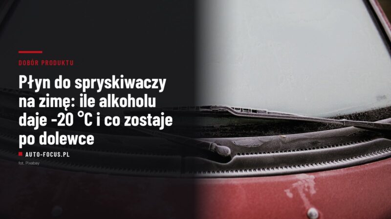 Zamarznięta przednia szyba samochodu z oszronionymi wycieraczkami