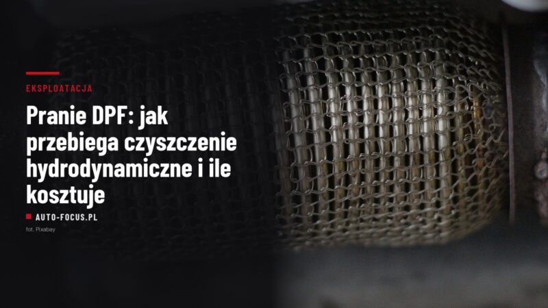Elastyczny oplot rury wydechowej samochodu w zbliżeniu, na stanowisku warsztatowym