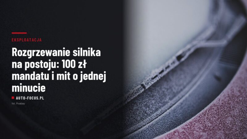 Oszroniona przednia szyba samochodu i wycieraczka w mroźny poranek