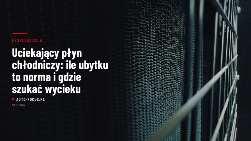 Zbliżenie na lamele chłodnicy — gęsta siatka kanałów wymiennika ciepła