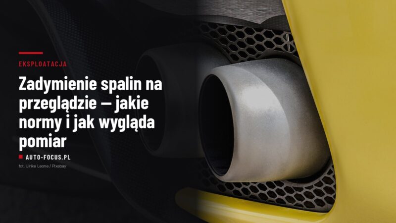 Podwójna końcówka układu wydechowego w tylnym zderzaku samochodu
